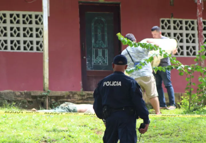 El cuerpo fue encontrado frente al portal de una casa. Foto: Eric A. Montenegro.