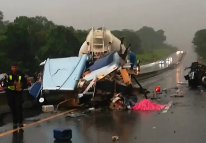 Uno de los articulados transportaba cemento y el otro mercancía seca cuando colisionaron. Foto/Mayra Madrid