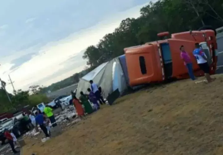La mercancía quedó regada en una isleta y en dos paños de la vía. Foto/Jsoé Vásquez