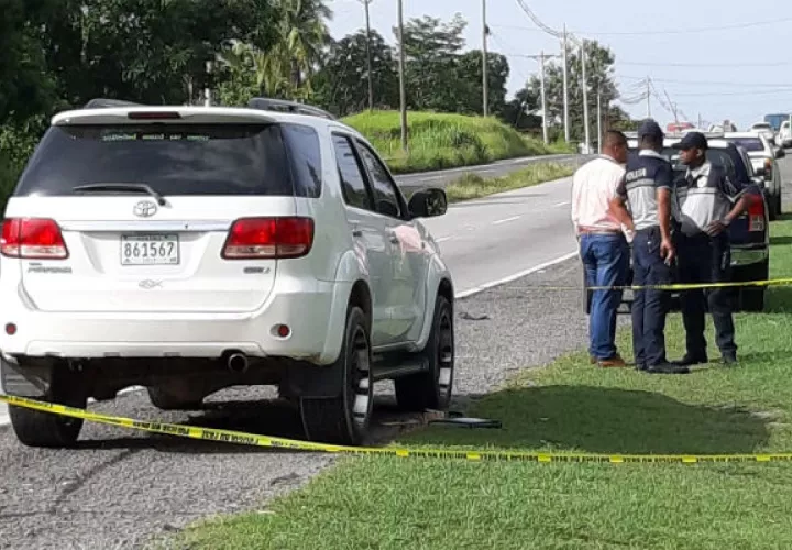 Este es el auto abordado por los asaltantes para robar la  planilla y que fue dejado abandonado por los delincuentes en San Carlos. Foto: Eric A. Montenegro.