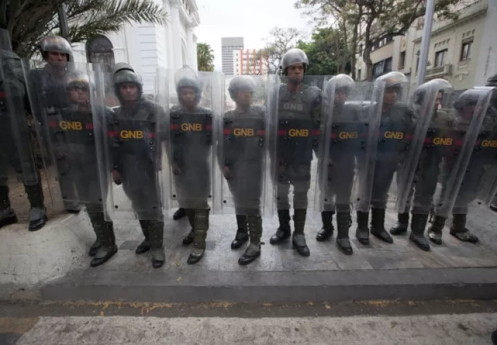 El contingente de la Policía, la Guardia  y el Sebin, buscan presuntos explosivos en la Asamblea Nacional. FOTO/EFE