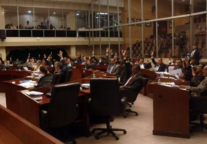 Diputados vinculados a posible lesión patrimonial y cambio irregular de cheques. Foto: Panamá América.