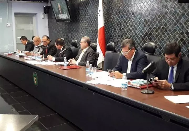 Los diputados Varela y Rosas (a la derecha) respaldan el proyecto Twitter
