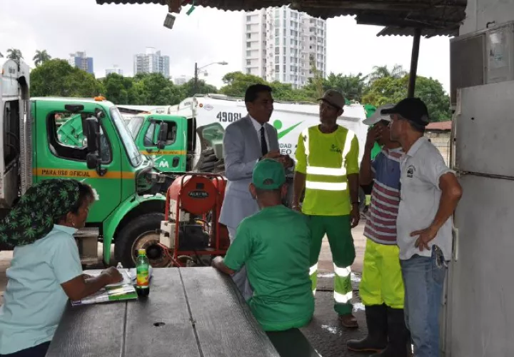 El nuevo director conversa con los trabajadores de aseo. Foto de Twitter