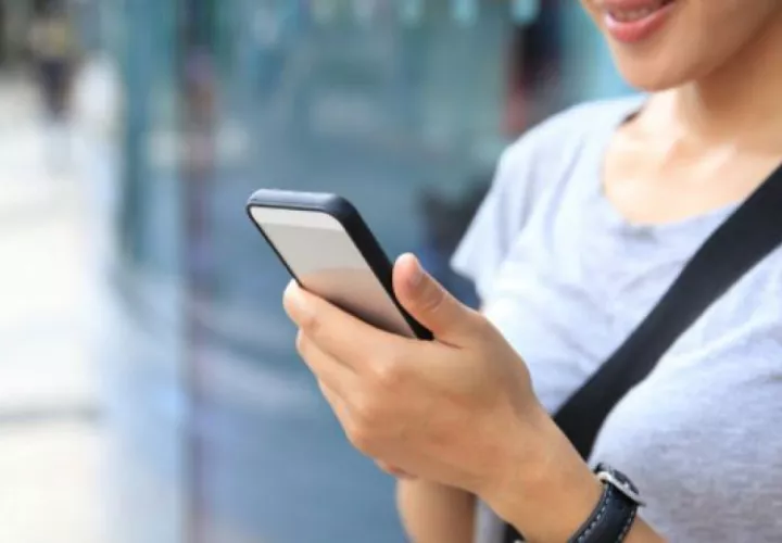 Los usuarios tienen derecho a pedir a la empresa que brinda el servicio de forma escrita, telefónica o presencial no recibir mensajes de textos en los celulares. Foto/Archivo