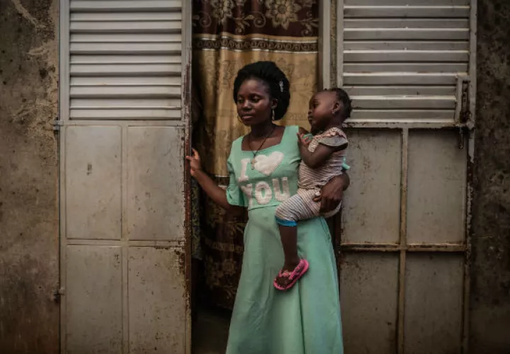 Veronique Fara, pareja de Fiacre Gbédji, un guía en Benín que fue asesinado, con la hija de 2 años de ambos. Foto/ Finbarr O’Reilly para The New York Times.