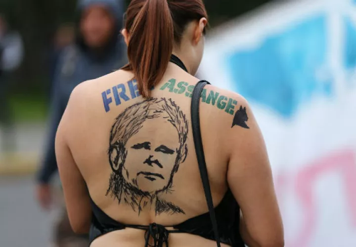 Una mujer participa en una manifestación en apoyo a Julian Assange en Quito. Foto: EFE.