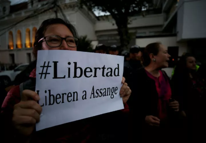 Ecuatorianos se manifestaron en Quito, en contra de la expulsión de la embajada ecuatoriana en Londres, de Julian Assange. Foto:EFE.