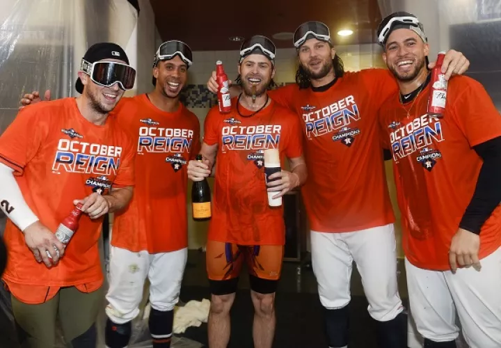 Los jugadores Alex Bregman, Michael Brantley, Josh Reddick, Jake Marisnick y George Springer de los Astros celebran. Foto:AP