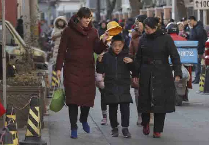 Los padres de familia acudieron rápidamente a la escuela primaria a sacar a sus hijos luego del incidente. FOTO/AP