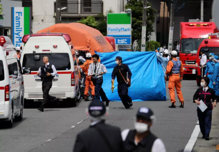 Policías y socorritas en el lugar del ataque con arma blanca, en  Kawasaki, al sur de Tokio (Japón). Foto: EFE.
