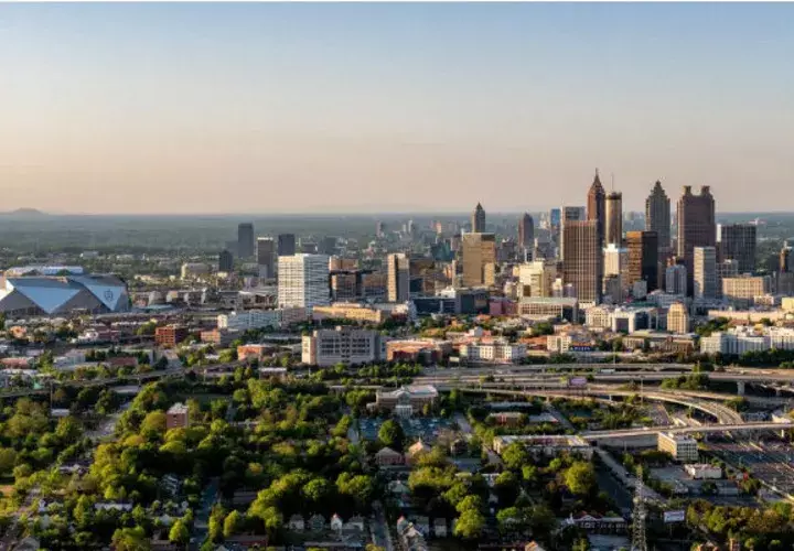 Panorámica aérea de la ciudad de Atlanta desde el sur con el estadio Mercedes-Benz, el CNN Center y el Philips Arena.