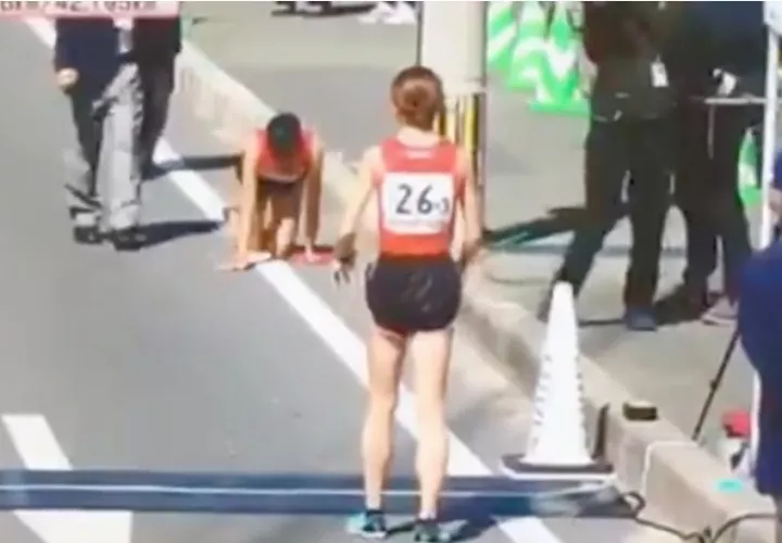 Rei Iida avanza a pesar del dolor termina su recorrido y su compañera la espera.