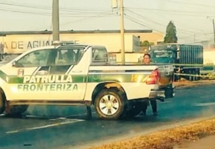 El vehículo del SENAFRONT, escoltaba un bus con indocumentados cuando ocurrió el accidente.. Foto/Tráfico Panamá