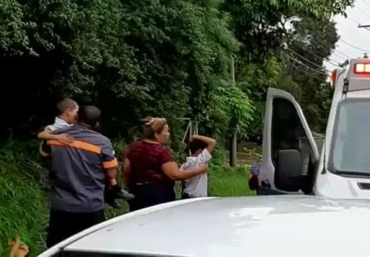 Ambos menores fueron evaluados por los paramédicos del Sume. Foto: Eric A. Montenegro.
