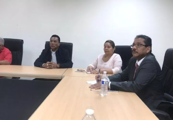Miguel Martínez (der.) durante la reunión con los transportistas. Foto de cortesía