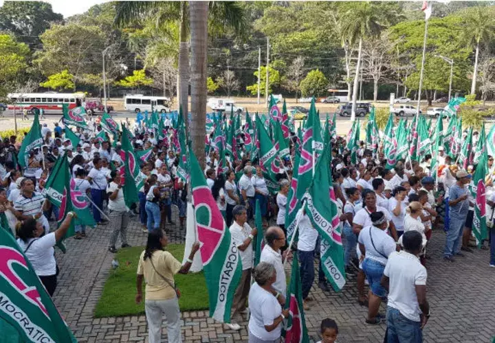 Cientos de simpatizantes del expresidente Ricardo Martinelli se congregaron el la sede del Tribunal Electoral exigiendo se respete la democracia.