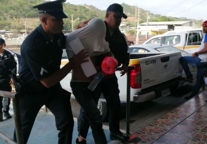 Eduardo Luis Méndez Coronado, se enfrentó este jueves a un juez de garantías en el Sistema Penal Acusatorio (SPA) en donde ingresó a las 7:35 a.m. esposado de manos y grilletes en los pies; llevando el rostro cubierto  y escoltado por dos unidades de la Policía Nacional (PN).