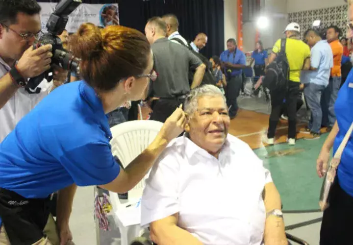 Dos centenas de adultos reciben audífonos. Foto: Cortesía