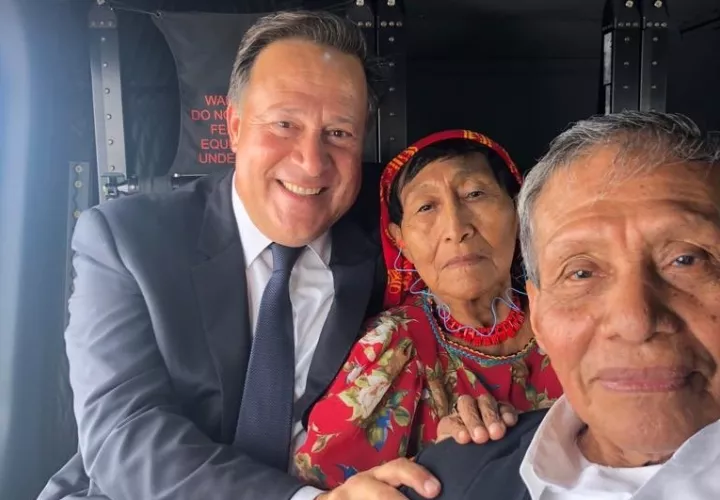 Juan Carlos Varela junto con Augusto Valiente, rumbo a Playón Chico. 