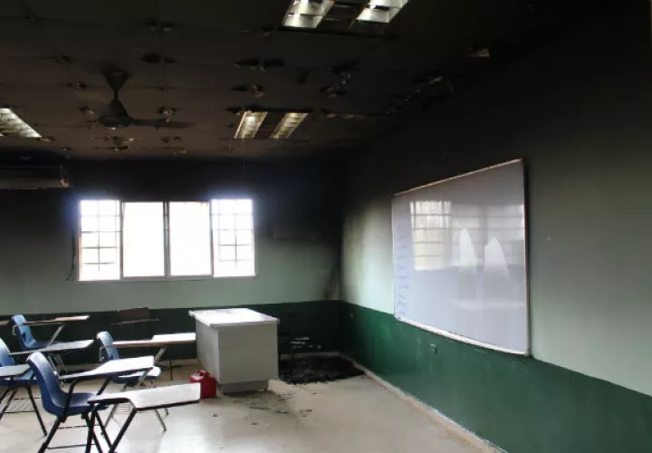  El fuego destruyó parte del mobiliario escolar. Foto: Eric A. Montenegro. 