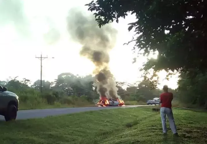 Auto incendidado. Foto/@tráficoPanamá