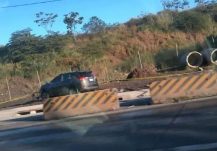 Auto abandonado en vía Centenario cerca del estadio Rod Carew. 