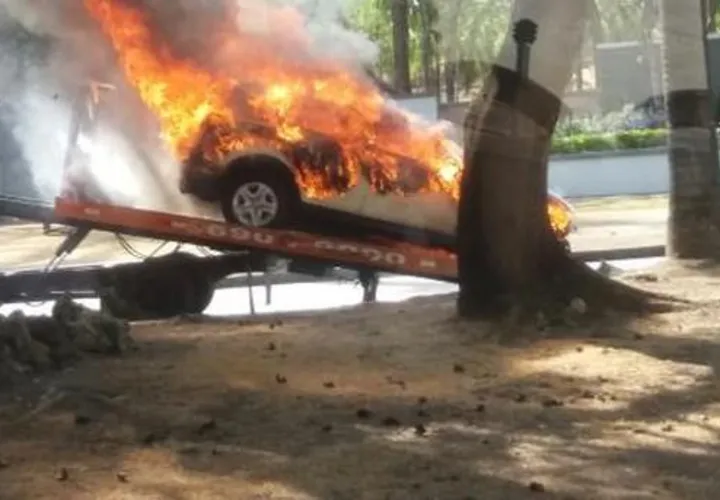 El automóvil era trasladado en una grúa, cuando se incendió en Costa del Este, a la altura de la AUDI. 