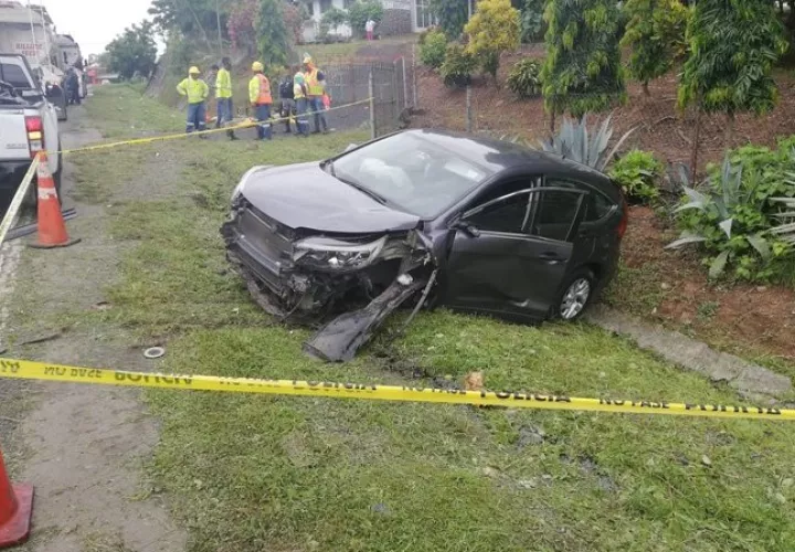 El auto que supuestamente fue robado en Albrook Mall, se estrelló en El Ciruelito, tras una persecución policial. 