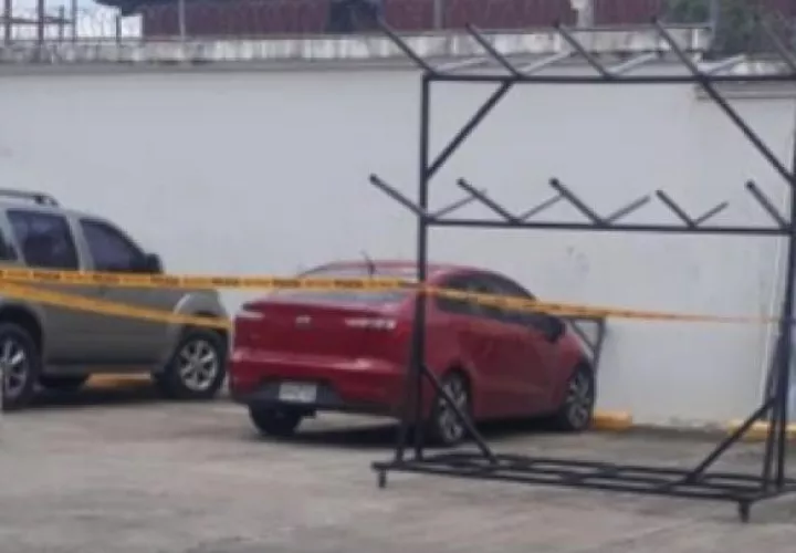La niña de 4 años de edad niña fue encontrada dentro de un automóvil marca Kia Rio, color rojo, propiedad de su padre. 