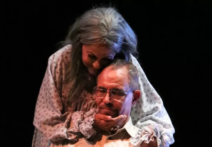 Ceila González y Lucho Gotti, en una escena de la galardonada 'Autopsia psicológica', que se presentó el año pasado en Teatro Fest. Foto: Cortesía Inac.
