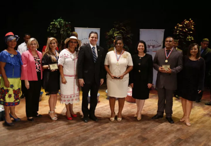 Autoridades, ganadores y jurado. Foto: Cortesía.