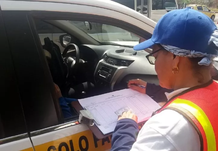  La sanción que se aplica es de $100.