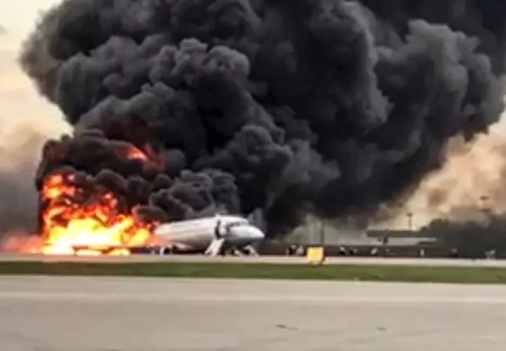 El  avión Sukhoi SSJ100 de Aeroflot Airlines en llamas, en el aeropuerto de Sheremetyevo, en las afueras de Moscú, Rusia.FOTO/AP