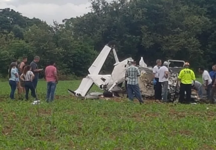 En el sitio del accidente, la mañana del domingo, un equipo de investigadores iniciaron las pesquisas que permitián descubrir qué pudo causar la tragedia, que dejó dos personas muertas.Foto/Thays Domínguez