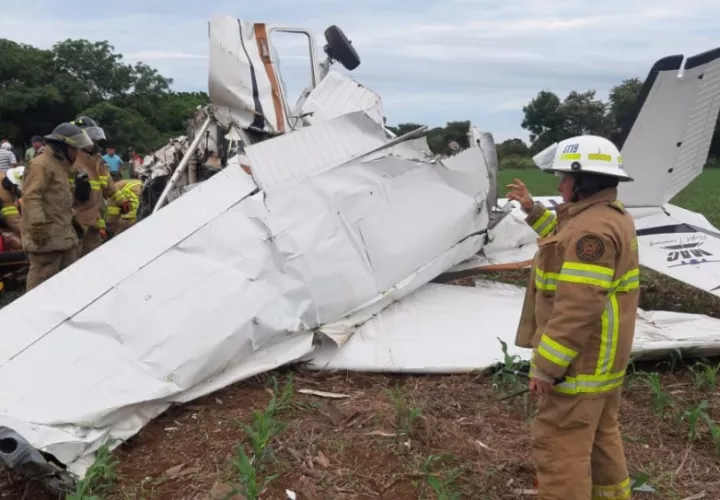 Los bomberos sacaron a una de las personas heridas de la aeronave. Foto/Cuerpo de Bomberos