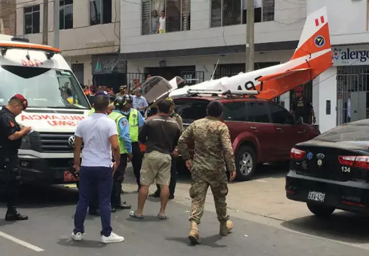El piloto, capitán FAP Julio Pinedo Centurión, fue auxiliado por una ambulancia del SAMU debido las heridas que le causó el impacto.