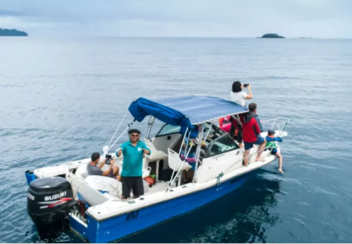 Los botes que llevan a los turistas nacionales o extranjeros no se pueden acercar a las ballenas a menos de 200 metros.  Foto/Cortesía de FSA Productions
