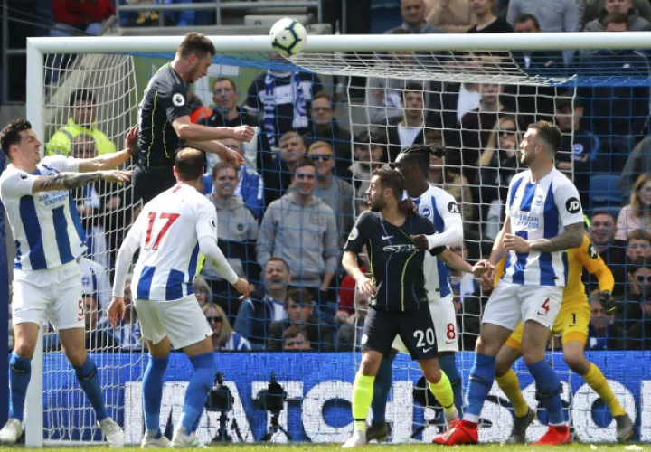 El defensa francés Aymeric Laporte anota uno de los goles del City. Foto AP