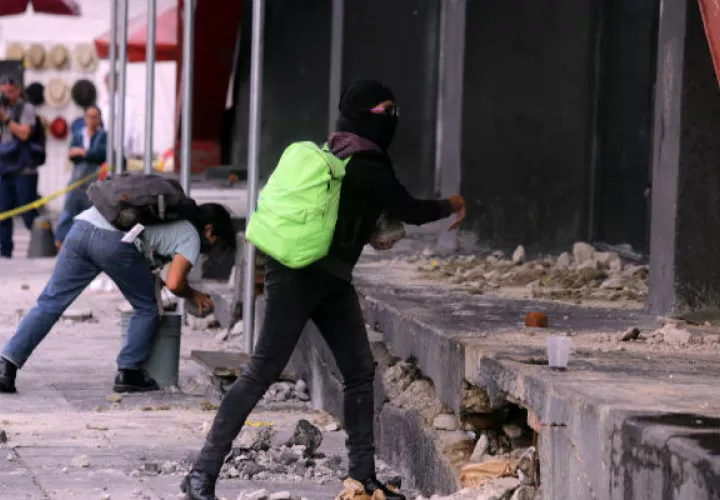 El centro histórico de la capital amaneció este viernes con pintadas que culpaban el Estado de la desaparición de los estudiantes y que exigían encontrarlos cuanto antes.