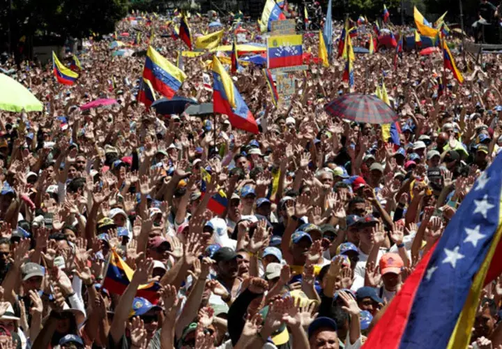 Cientos de personas participan en una concentración contra el gobierno del presidente de Venezuela, Nicolás Maduro, en el acomodado barrio de Chacao, Caracas  FOTO/EFE