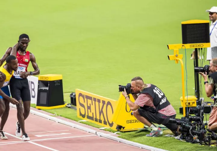 Jonathan Busby es auxiliado para terminar la carrera. Foto EFE