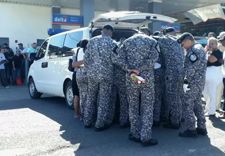La ceremonia de la unidad motorizada de los Linces, se realizó en la zona de policía de Los Santos, en donde sus compañeros de labores, amigos y familiares no pudieron contener las lágrimas. Foto/Thays Domínguez