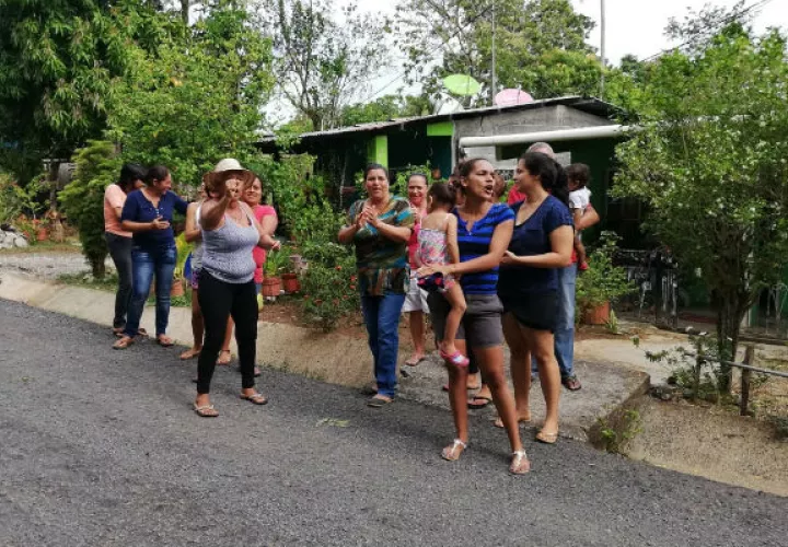 Los moradores exigen respuestas ya que la falta de luz les afecta su vida diaria. Foto: Thays Domínguez. 