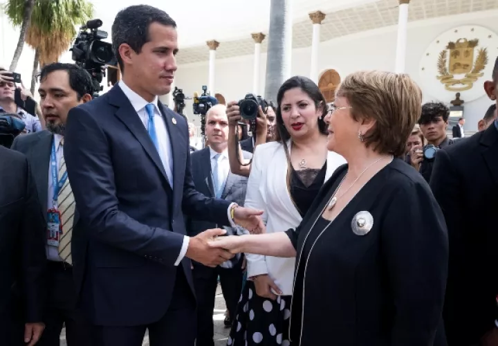 La alta comisionada de Naciones Unidas para los derechos humanos, Michelle Bachelet (d), se despide del presidente de la Asamblea Nacional de Venezuela, Juan Guaidó, tras una reunión este viernes en el Palacio Legislativo de Caracas. FOTO/EFE