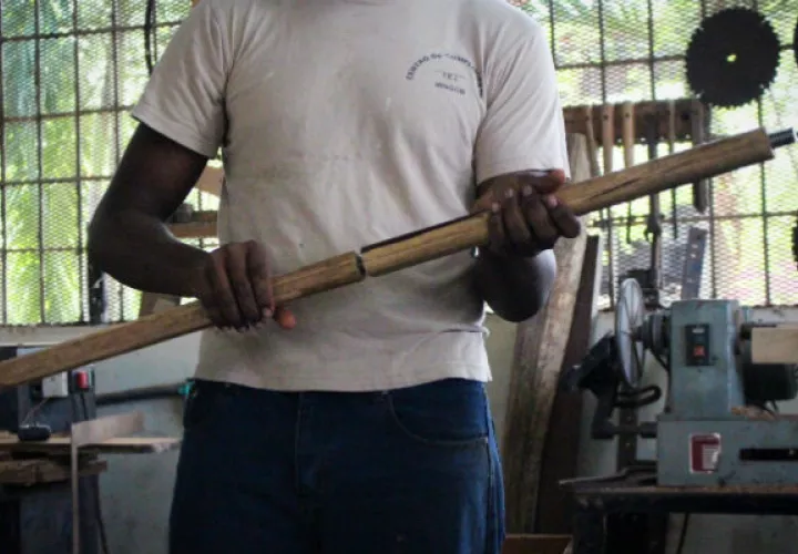 El báculo es de madera y consta de cuatro partes.