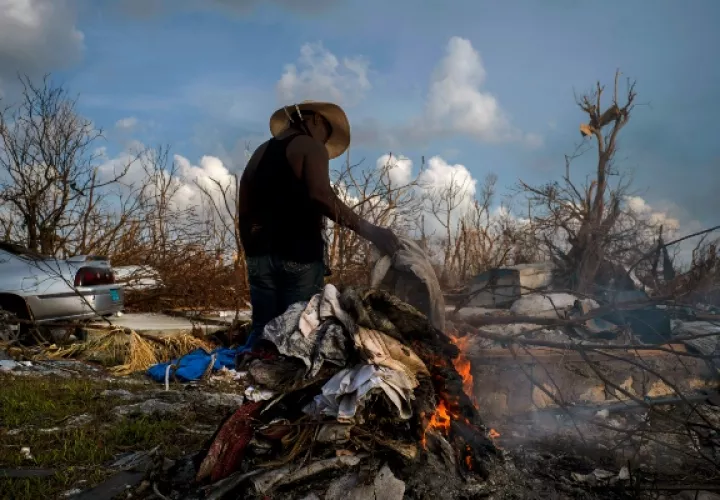 Se celebrará un Día Nacional de Duelo por las víctimas del huracán y que se ha instalado un hospital de campaña en Gran Bahama, la que le seguirá otro en Islas Ábaco. FOTO/AP
