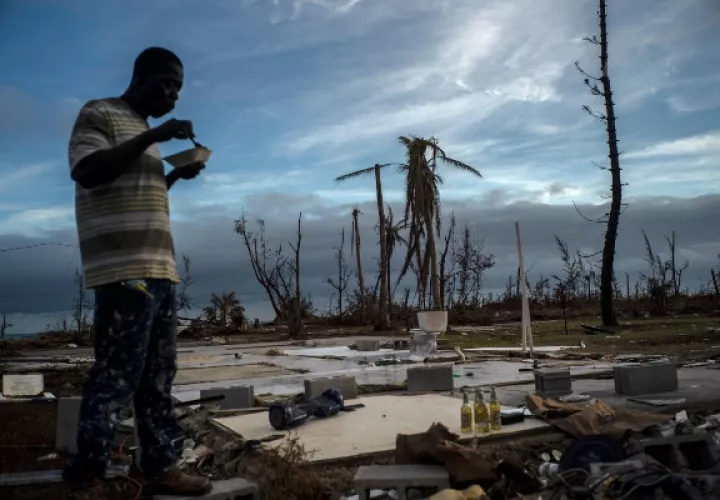 Se prevé que Humberto pase al norte de las Bermudas, pero una ligera variación en su trayectoria podría causar un impacto directo sobre la isla. FOTO/AP