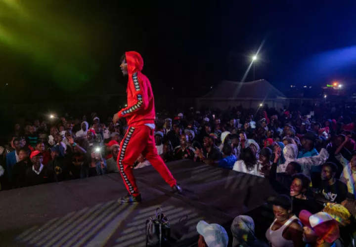 “El R&B no habla de la vida marginal que vivimos”, dijo Enzo Ishall, estrella en ciernes del género zimdancehall. Foto/ Zinyange Auntony para The New York Times.