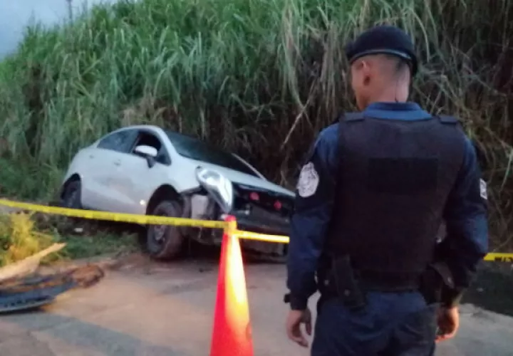 El auto de los atacantes se estrelló contra un muro. Foto: Eric A. Montenegro. 